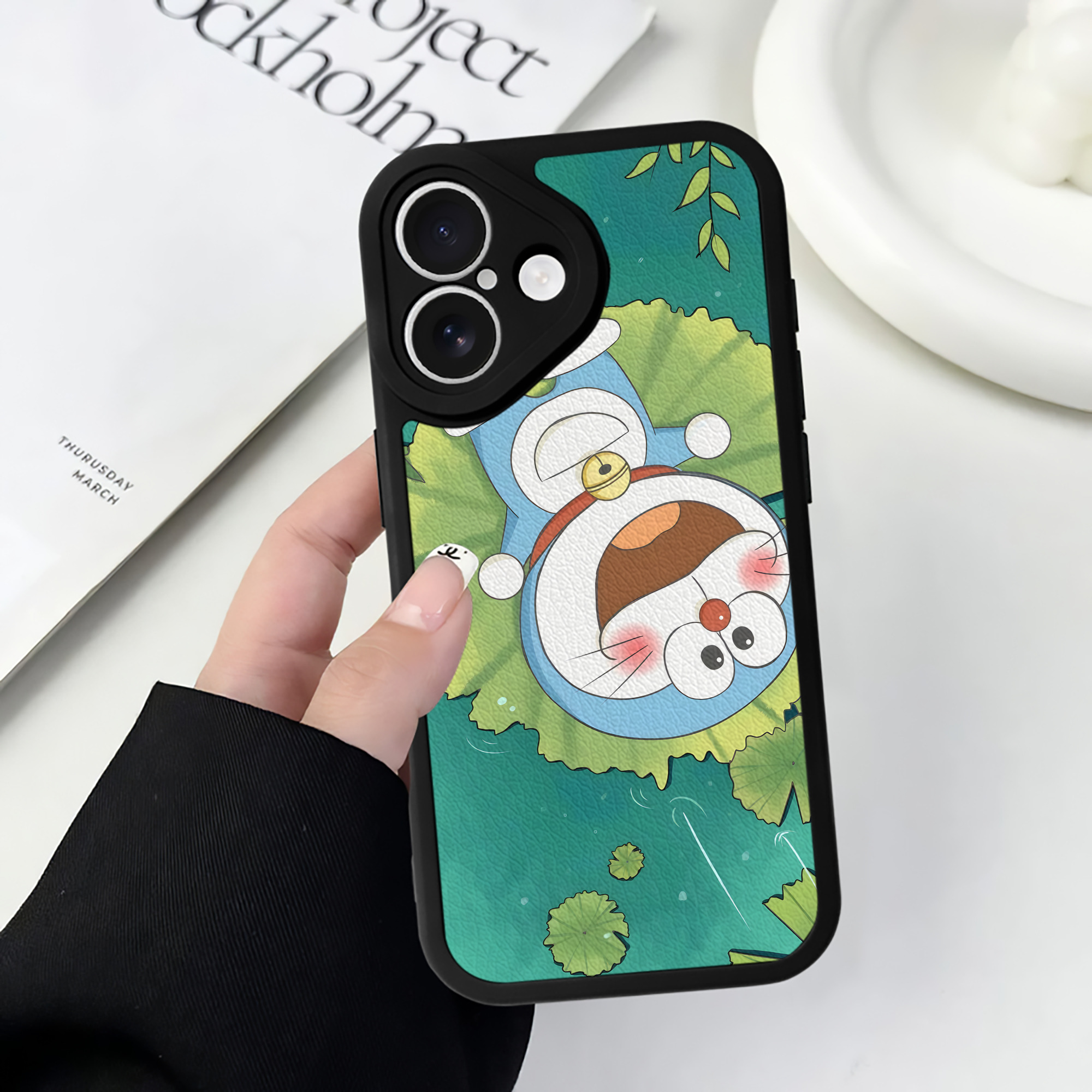 （画像用） ドラえもん Doraemon 【iPhone 16シリーズ対応】シリコンスマホケース（レザー調） 材質：シリコン